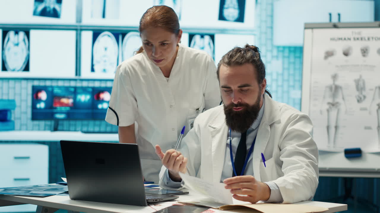 Medici in un ambiente medico che discutono di radiologia e cura del paziente