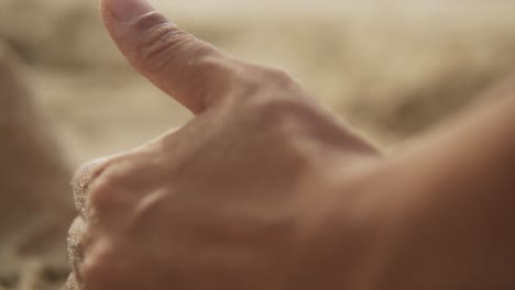 Nahaufnahme-Der-Hände-Eines-Jungen-Mädchens,-Das-An-Einem-Schönen-Sommertag-Eine-Sandburg-Am-Strand-Baut