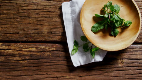 fresh mint leaves in wooden plate 4k