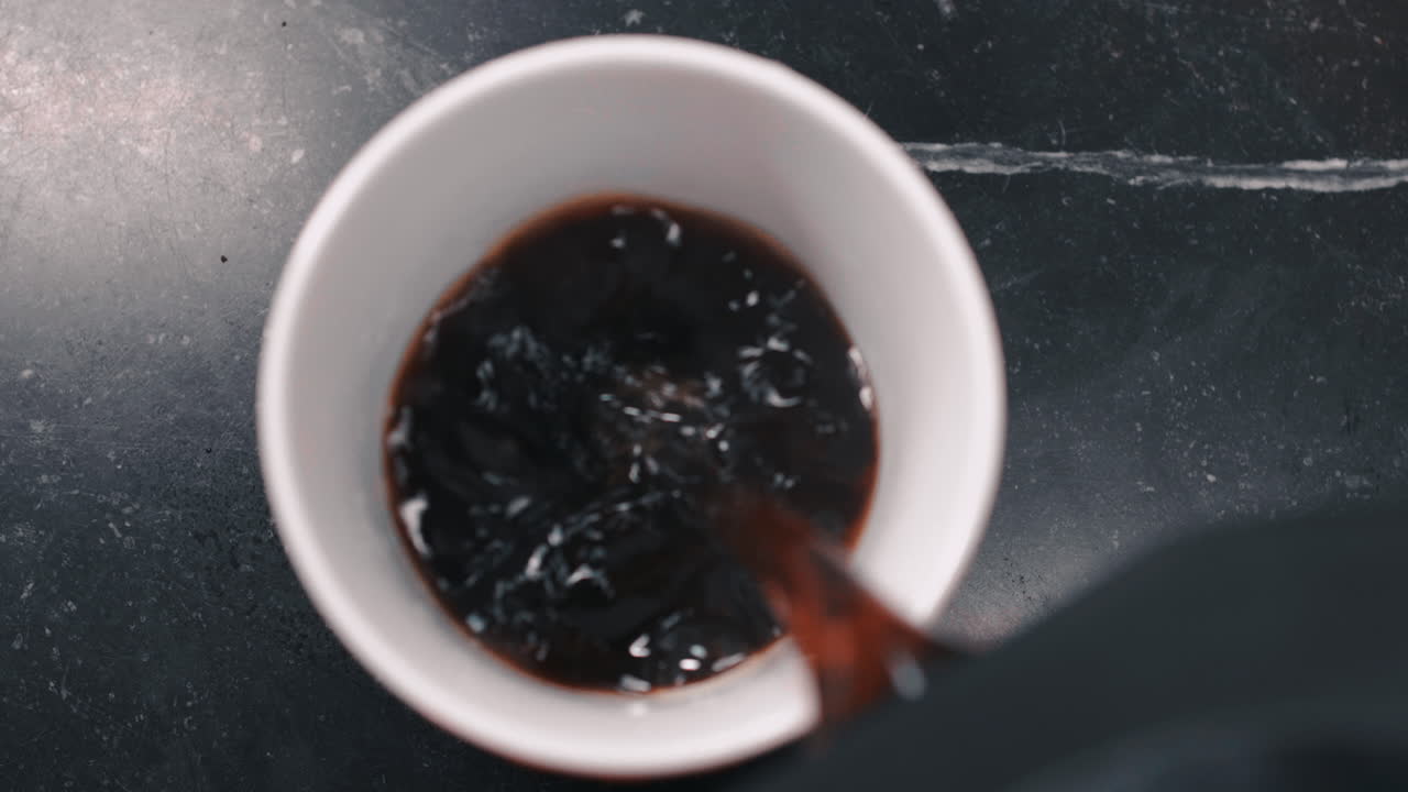 커피 한 잔을 붓는