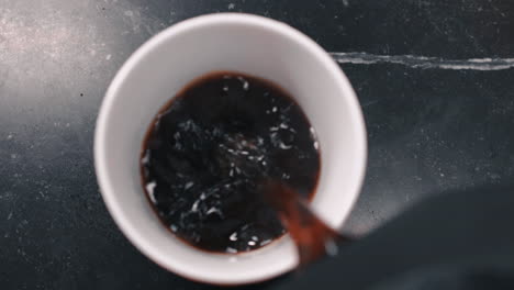 sirviendo una taza de café