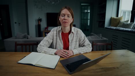 mujer en una reunión en línea
