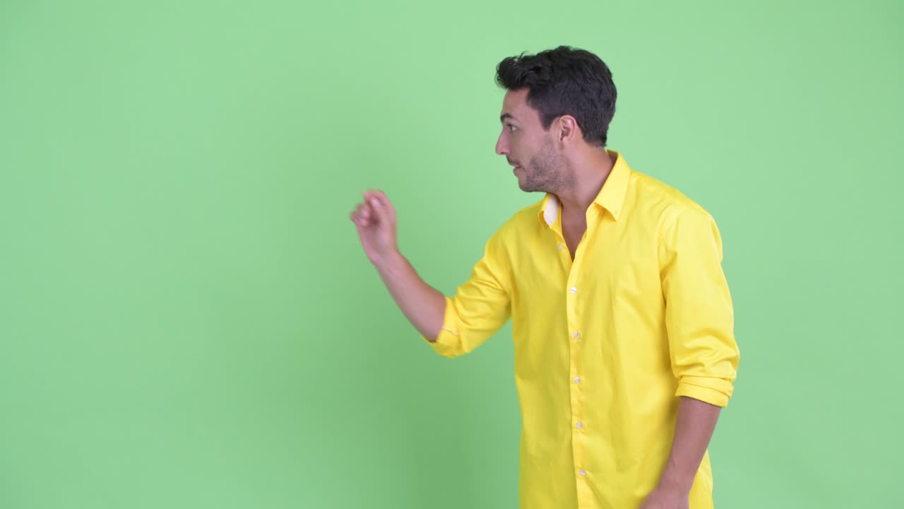 joven feliz y guapo empresario hispano