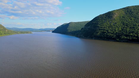 Imágenes-De-Video-De-Drones-Aéreos-Del-Verano-Sobre-El-Valle-Del-Río-Hudson-En-Las-Tierras-Altas-De-Hudson-Con-Nubes-Esponjosas-Y-Cielos-Azules