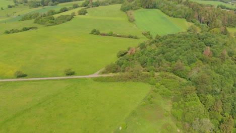 Fliegen-über-Sanfte-Hügel-Mit-Feldern-In-Einer-Ländlichen-Landschaft