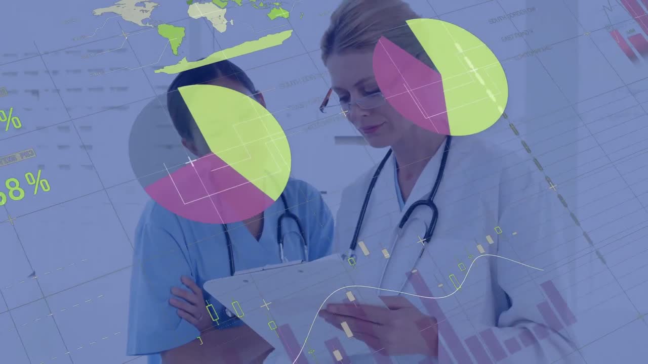 animación de procesamiento de datos sobre dos mujeres doctores diversas discutiendo sobre el clipboard en el hospital.