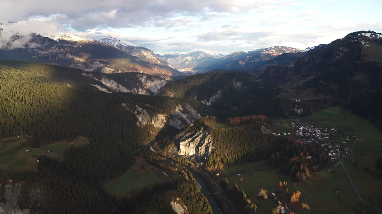 drone vuela por encima de las montañas en otoño con un fuerte contraste de color marrón
