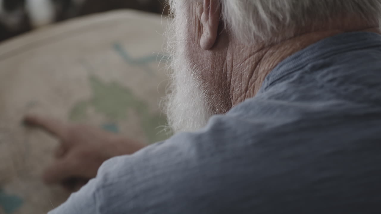 서부 옐로스톤, 몬태나의 지도를 보고 있는 늙은 미국인