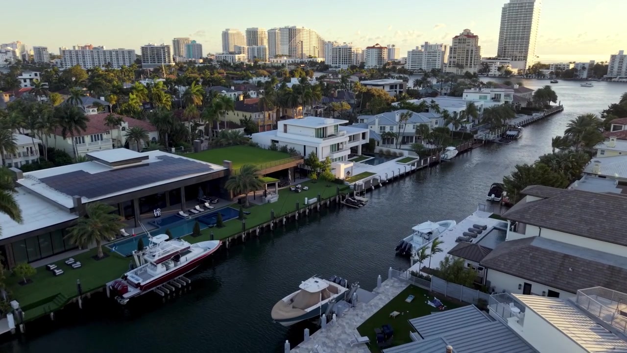 Avvicinamento aereo su case di lusso e yacht lungo i canali a Fort Lauderdale, Florida.