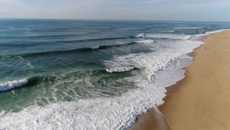 las famosas olas altas de nazaré, portugal