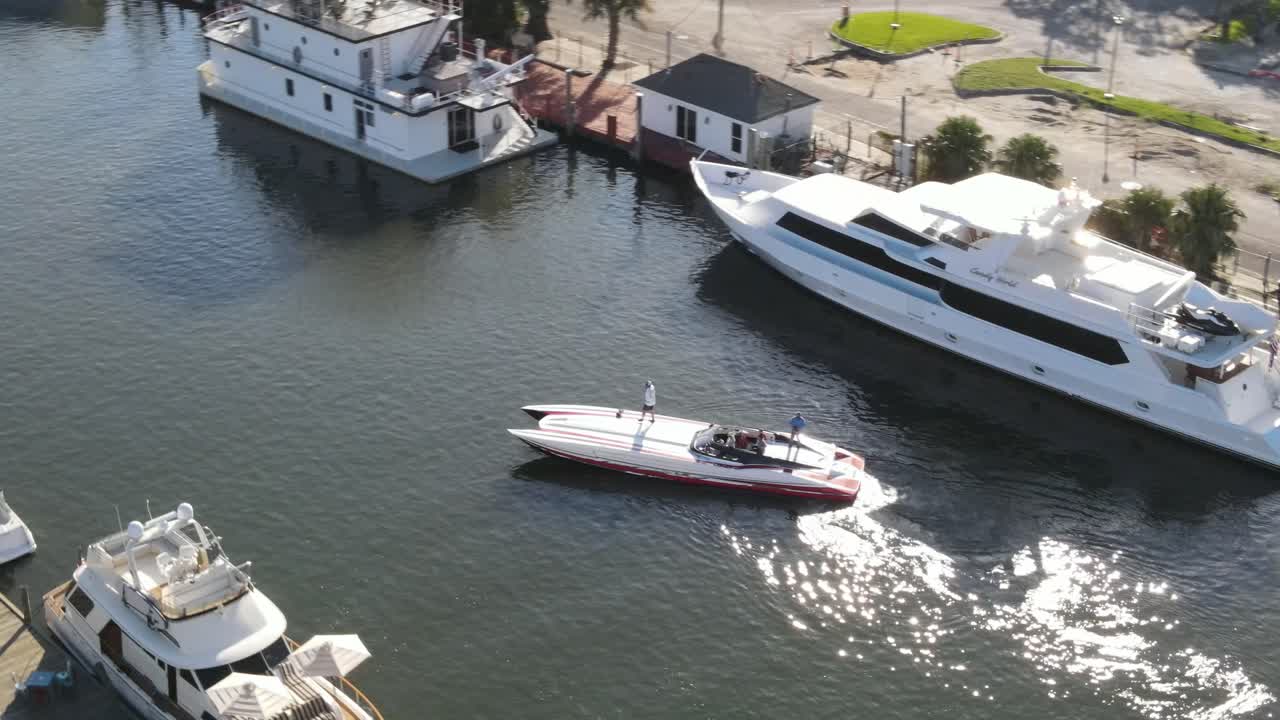 화창한 여름날 요트와 슈퍼 요트를 타고 정박지에서 파워보트를 탄 사람들