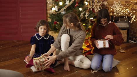 Madre-Dando-A-Sus-Hijas-Sus-Regalos-De-Navidad.