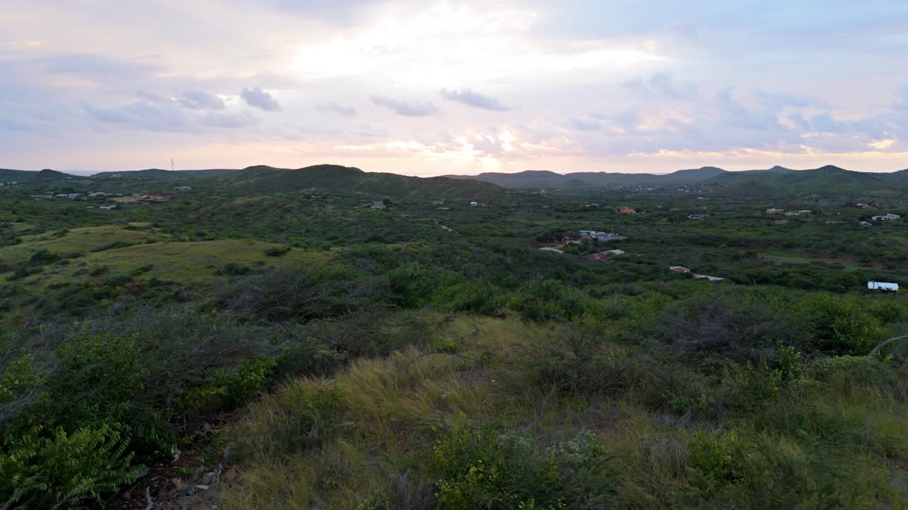 dolly aérea panorámica sobre las colinas de senderismo de curacao en las afueras del caribe en el lado de sotavento