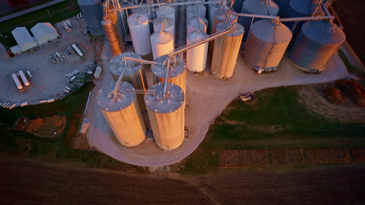 Drohnenaufnahme über flachem Ackerland in Zentral-Illinois