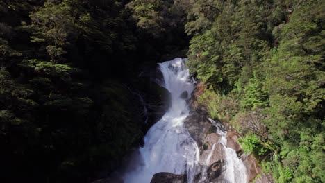 vuelo aéreo hacia el rugido de billy falls en haast, costa oeste, nueva zelanda