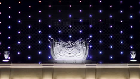 monumento soviético iluminado por la noche