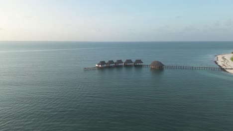 Vista-Aérea-Hacia-El-Lujoso-Techo-De-Paja-Kae-Funk-Chalets-Resort-De-Playa-En-El-Océano-Índico-En-La-Bahía-De-Chwaka-De-Zanzíbar