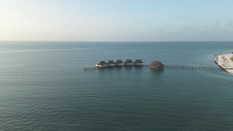 vista aérea hacia lujosos chalet de techo de paja kae funk resort de playa del océano indio en la bahía de chwaka de zanzíbar