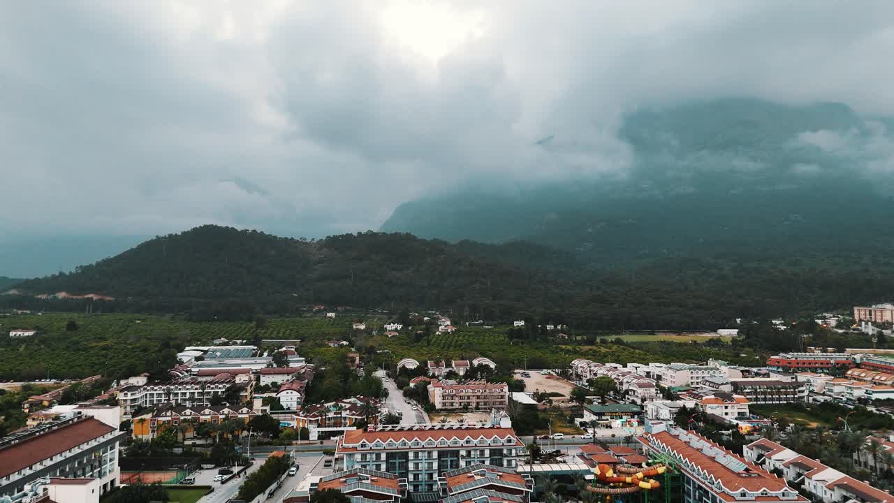 vista de avión no tripulado de la ciudad de kemer de antalya, ciudad turística en la costa mediterránea de turquía