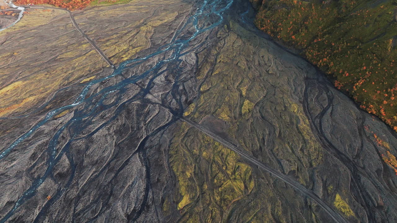 인기 있는 하이킹 지역인 발라누쿠르(valahnukur) 위의 느린 공중 팬