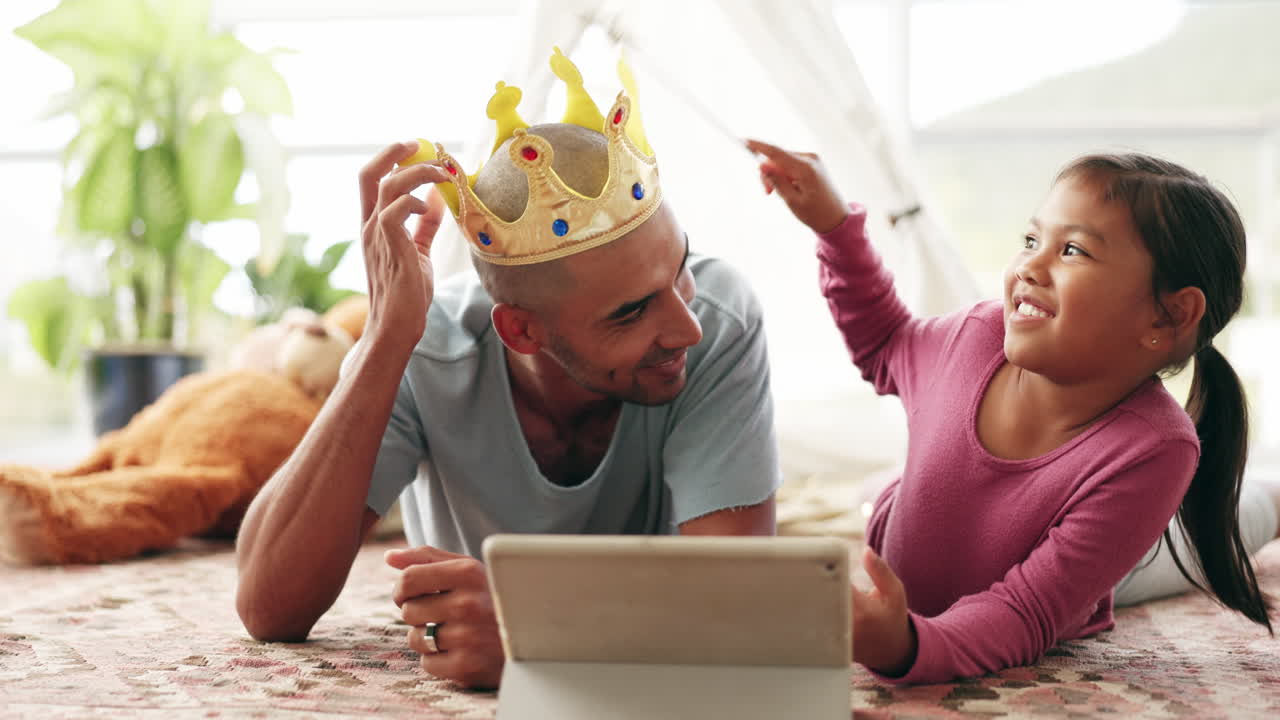 tablet, giochi e padre con bambina su un letto