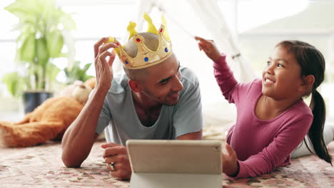 Tableta,-Juegos-Y-Padre-Con-Niña-En-Una-Cama