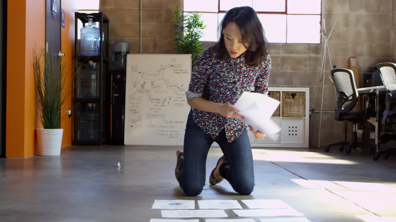 diseñador planea el diseño en el piso de una oficina moderna filmada en r3d