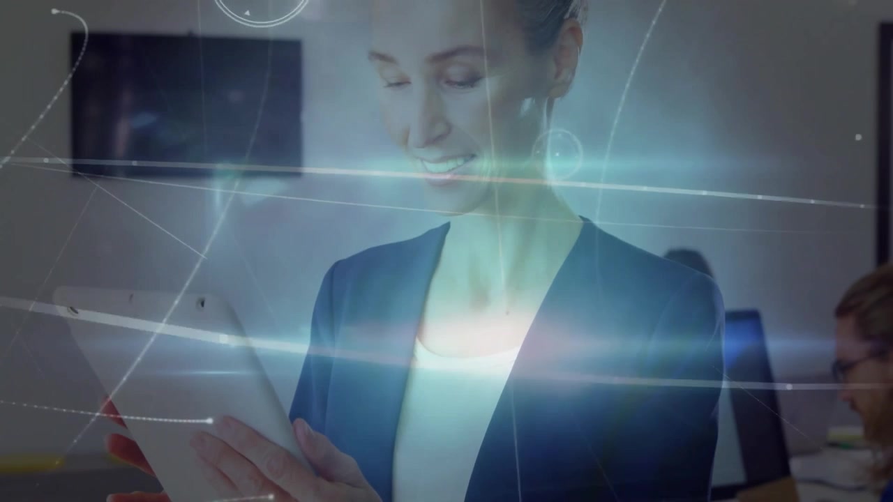 Donna matura che tocca un tablet e attiva bagliori digitali blu, cerchi e nodi in un ufficio tecnologico.