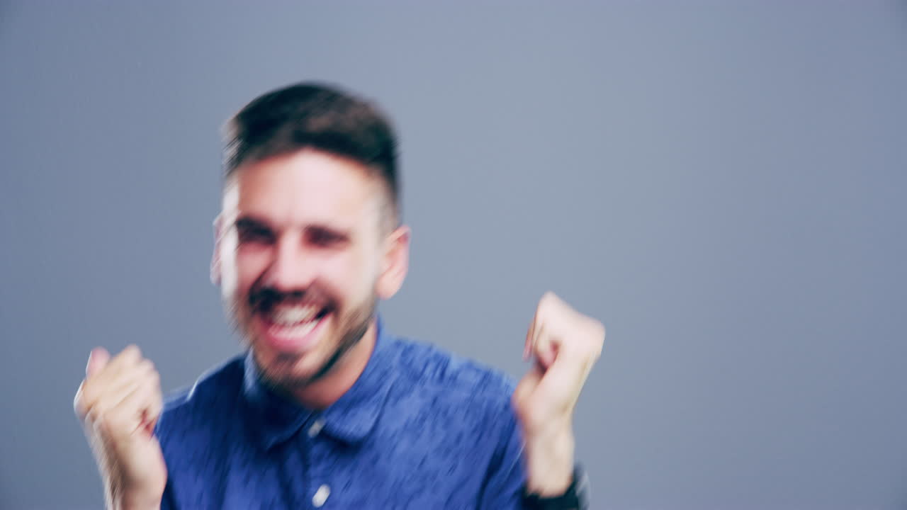 hombre celebrando y bailando