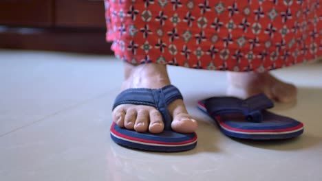 pies de chicas usando sandalias en la madrugada