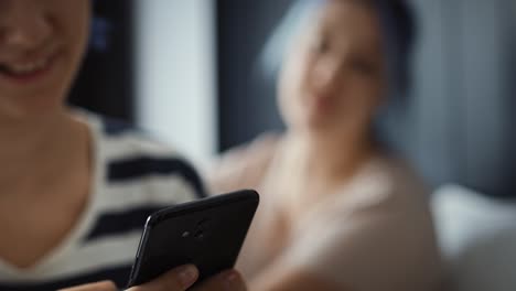여자친구에게 질투심을 보이는 여자친구의 클로즈업 비디오.