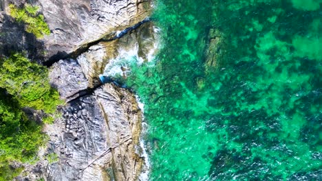 Kristallklares-Wasser-Am-Felsigen-Sandstrand-Einer-Thailändischen-Insel