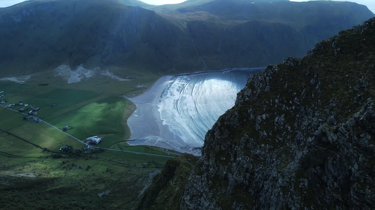 산을 배경으로 한 노르웨이의 목가적인 풍경과 호데비크 해변의 공중 노출 샷 - 하향식 보기
