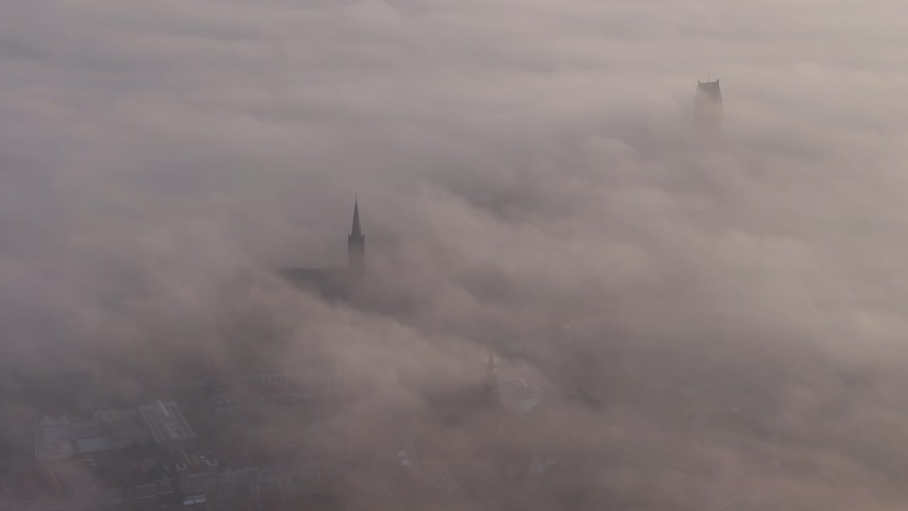 lapso de tiempo de las nubes rodantes en bolsward durante el amanecer, aérea