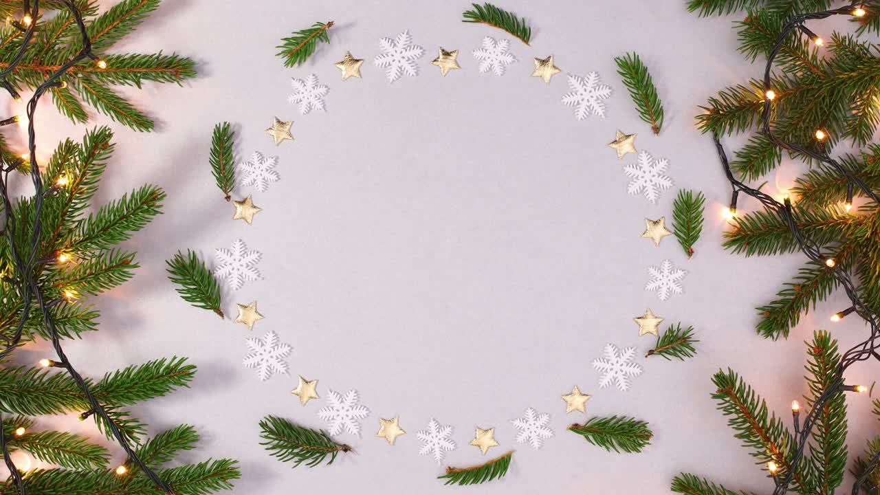 el texto de feliz navidad aparece en un marco redondo con copos de nieve y ramas de pino.