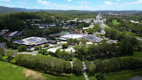 aérea sobre el centro comercial mudgeeraba market y el parque firth, gold coast, queensland, australia