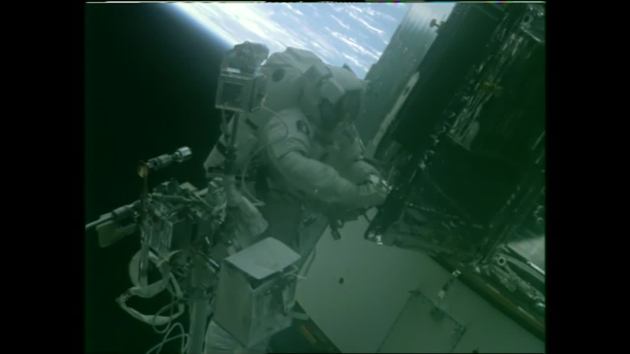 el telescopio espacial hubble se lanza durante esta caminata espacial fuera del transbordador espacial en 1990 6