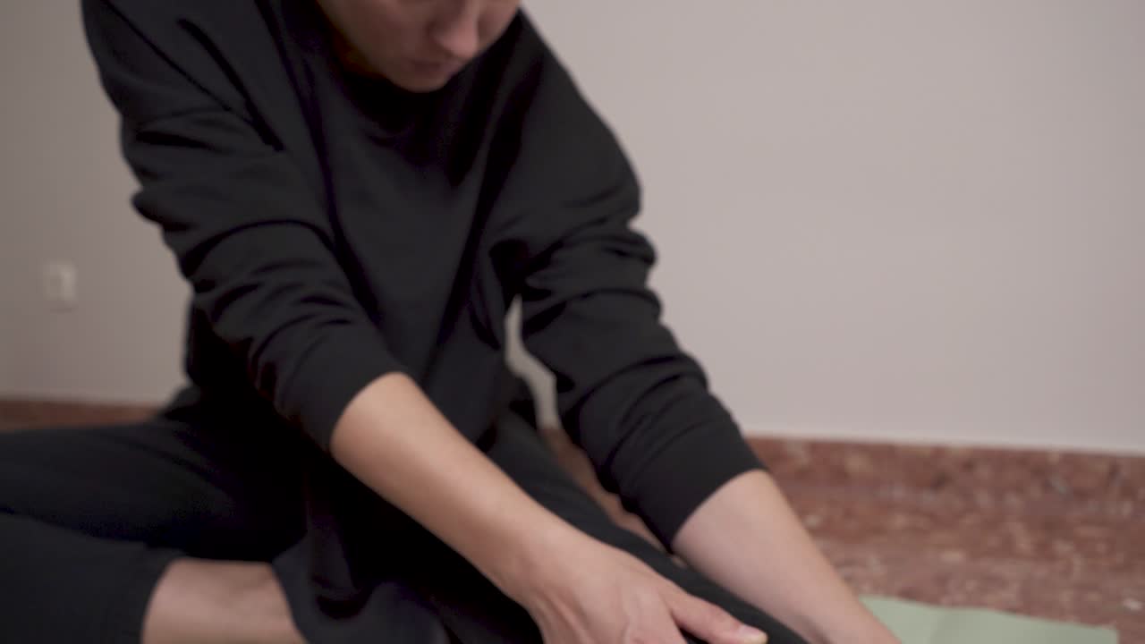 нога женщины на полу и во время онлайн занятия