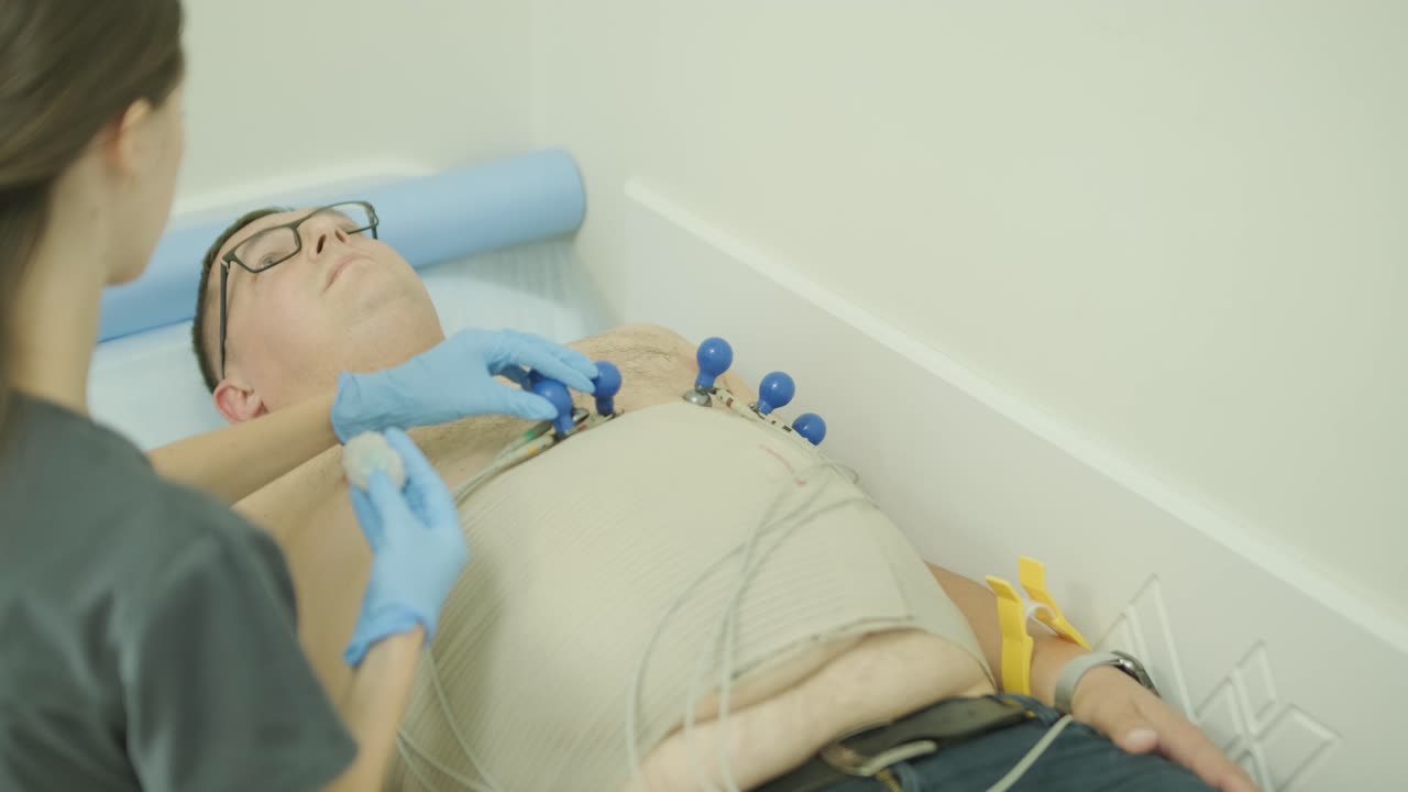 paciente sometido a una prueba de electrocardiograma (ecg) en una clínica médica