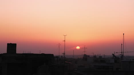 Erstaunlich-Schöne-Filmische-Sonnenaufgangszeitraffer-über-Malta-Mit-Weichen-Orangen,-Rosa-Und-Roten-Weichen-Lichtabstufungen,-Die-Im-Rohformat-Aufgenommen-Wurden