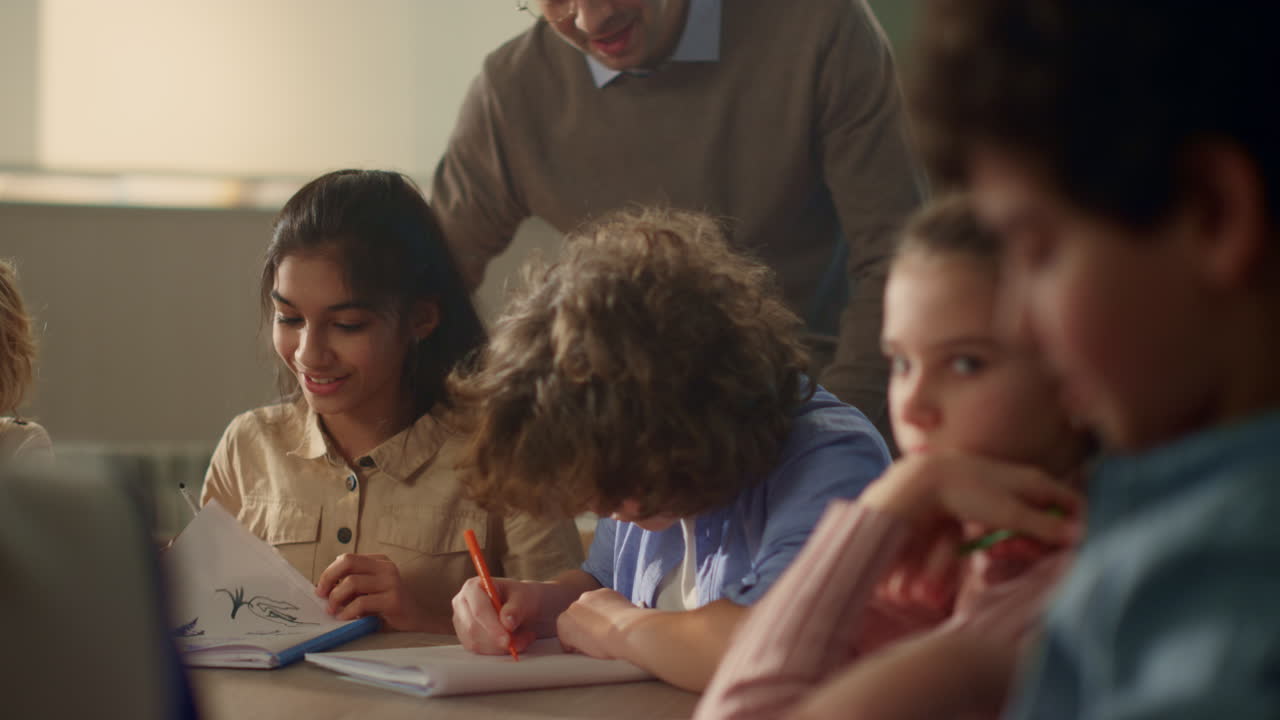 estudiantes estudiando en la escuela. niños y niñas sonrientes escribiendo en cuadernos
