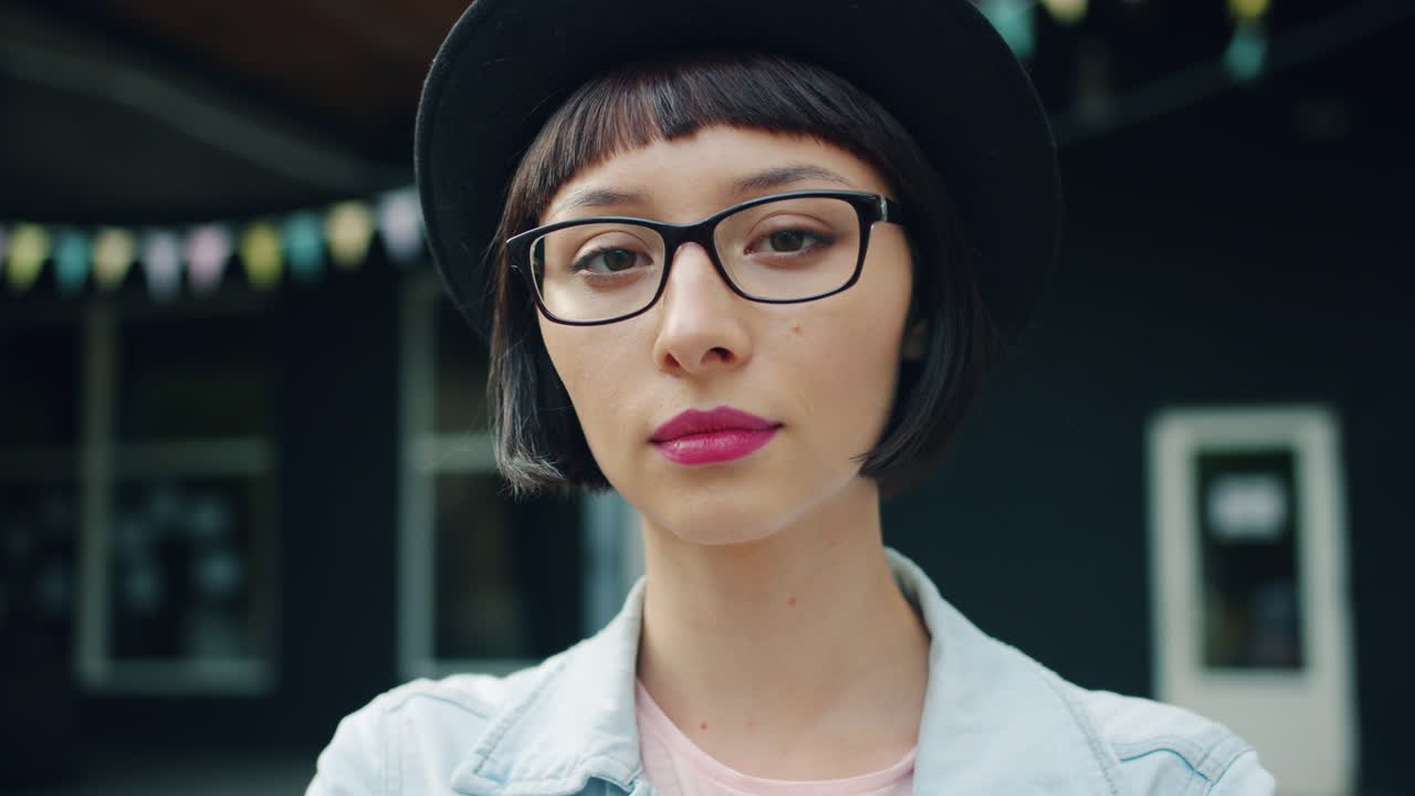 joven en un retrato de la ciudad