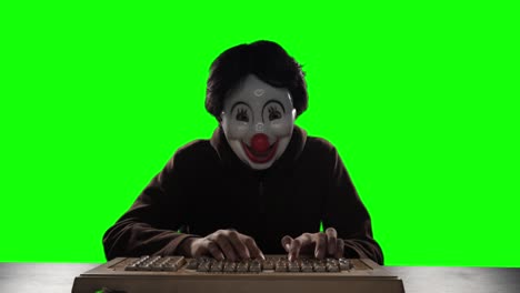 hacker enmascarado parece feliz después de robar el servidor de datos