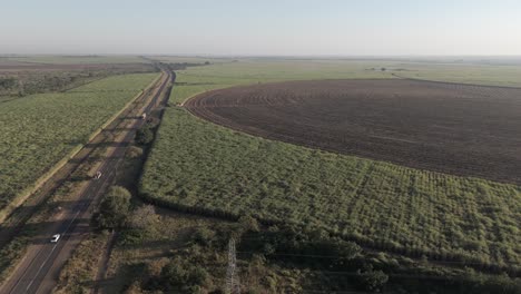 Zuckerrohr-Ackerland-Feld-Neben-Zweispurigen-Autobahn-Außerhalb-Von-Komatipoort,-Südafrika