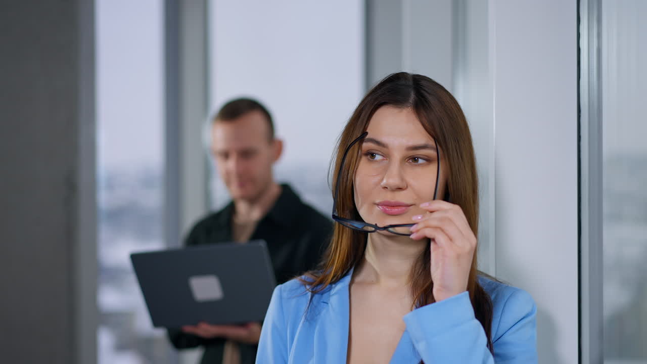 mujer en un entorno de oficina