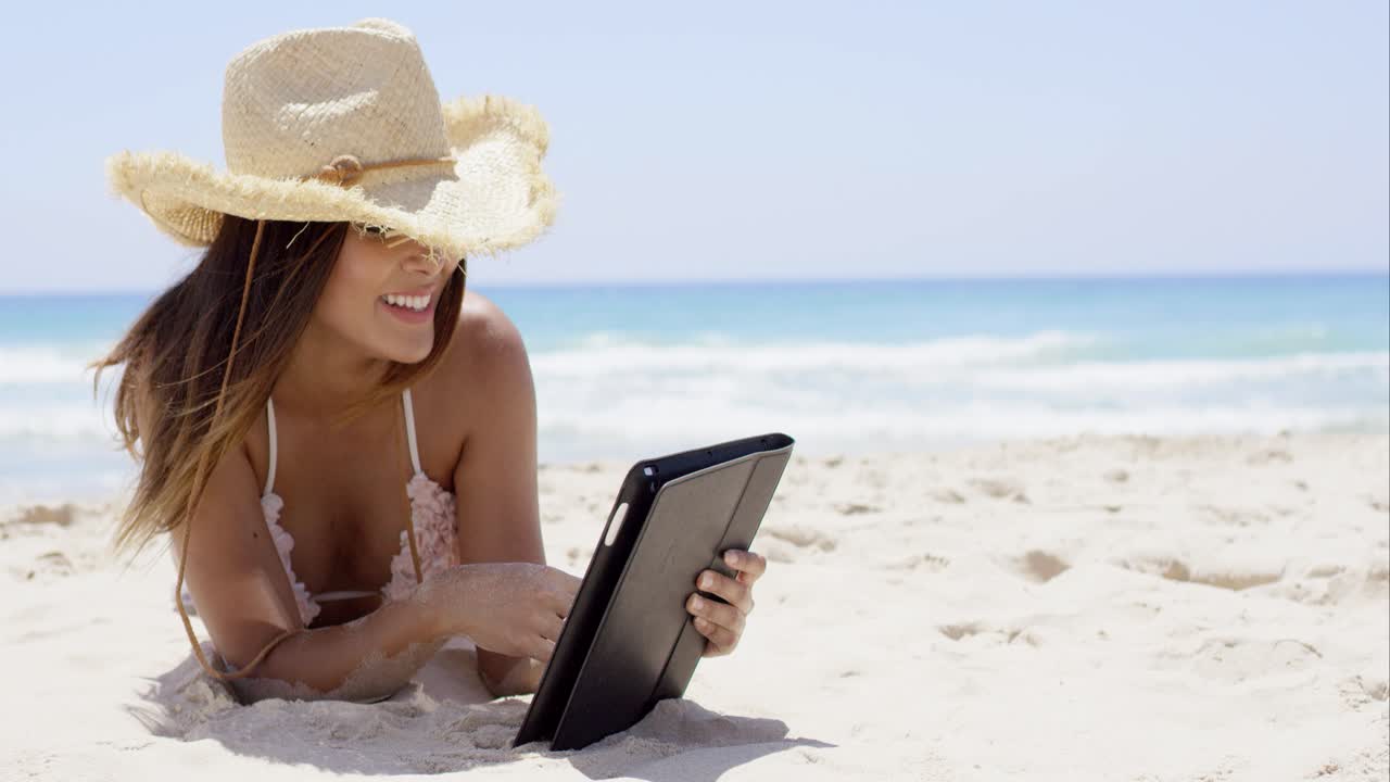 hermosa mujer en la playa con sombrero de paja