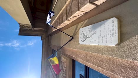 placa conmemorativa de la fachada bajo banderas de moldavia y la unión europea