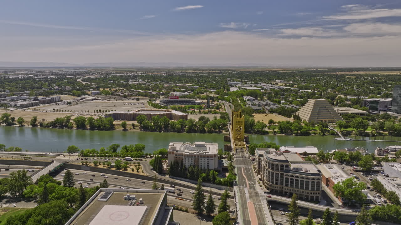 새크라멘토 시티 캘리포니아 공중 v25 플라이오버 고층 건물은 낮에 서쪽에 있는 셔터 건강 공원을 향해 강 건너 시내 캐피톨 몰에 있습니다. - 매빅 3 시네로 촬영 - 2022년 6월