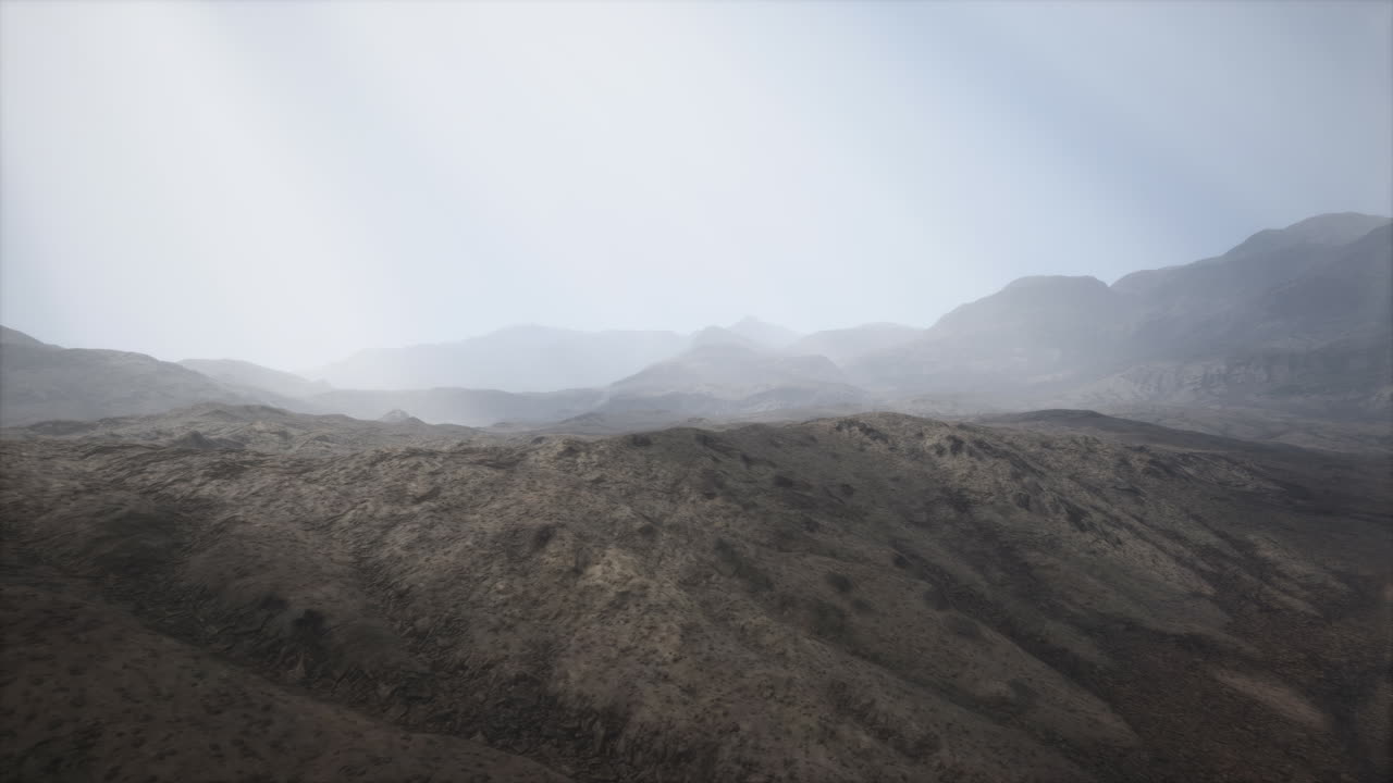 rayos de sol contra el telón de fondo de las montañas