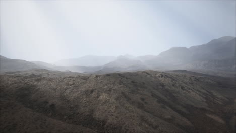 sun rays against the backdrop of the mountains